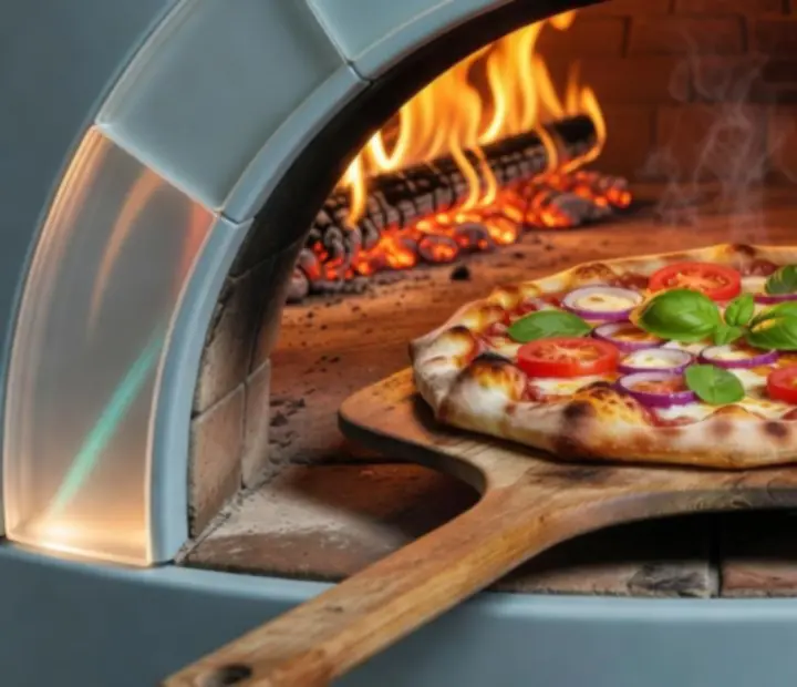 Pizza wypiekana w piecu opalanym drewnem w restauracji Widoravelis