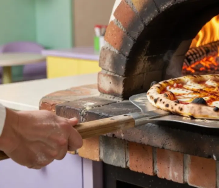 Pizza z pieca opalanego drewnem w restauracji Widoravelis